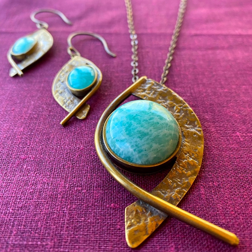 Unique necklace with copper colored metalwork.